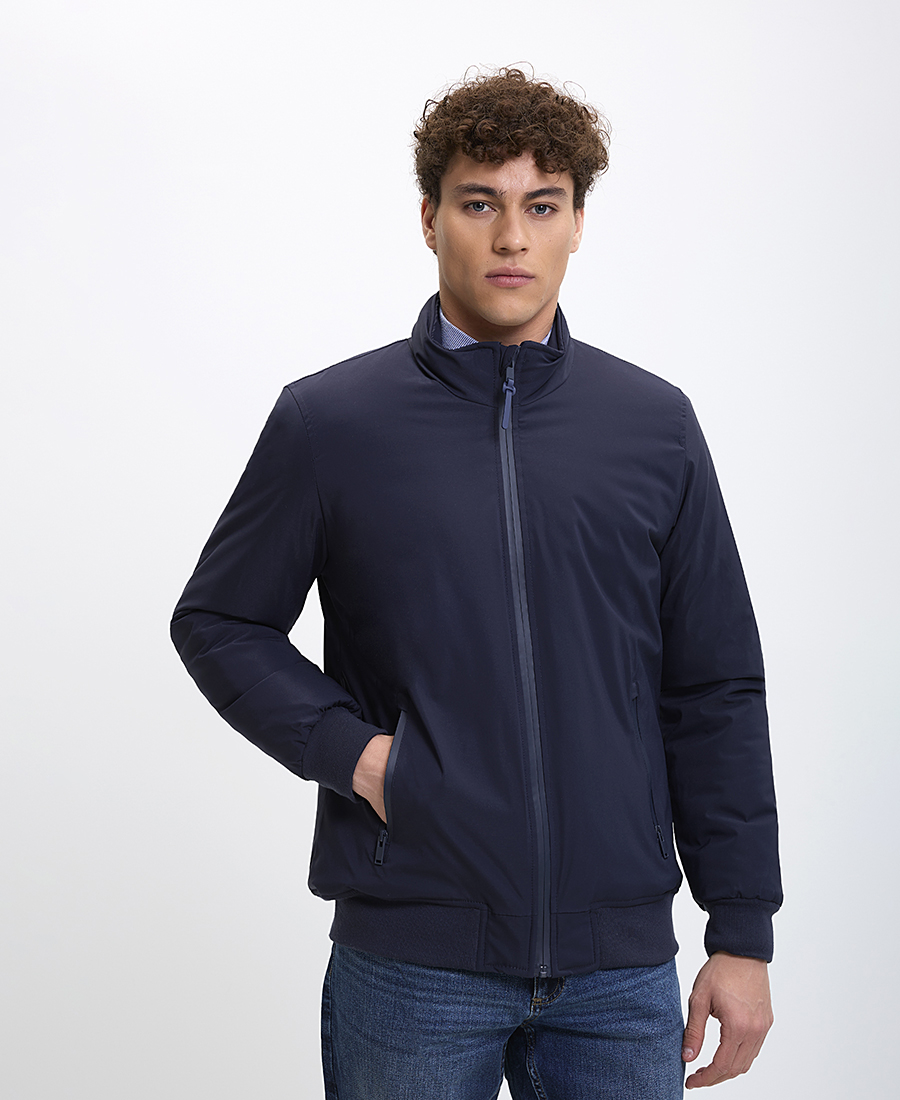 Ανδρικό Μπουφάν με Ορθιό Γιακά Regular Fit και Τσέπες με Φερμουάρ φωτογραφία