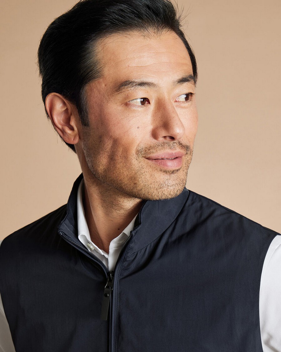 Charles Tyrwhitt Ανδρικό Αμάνικο Μπουφάν Nylon Funnel Regular Fit σε Σκούρο Μπλε φωτογραφία