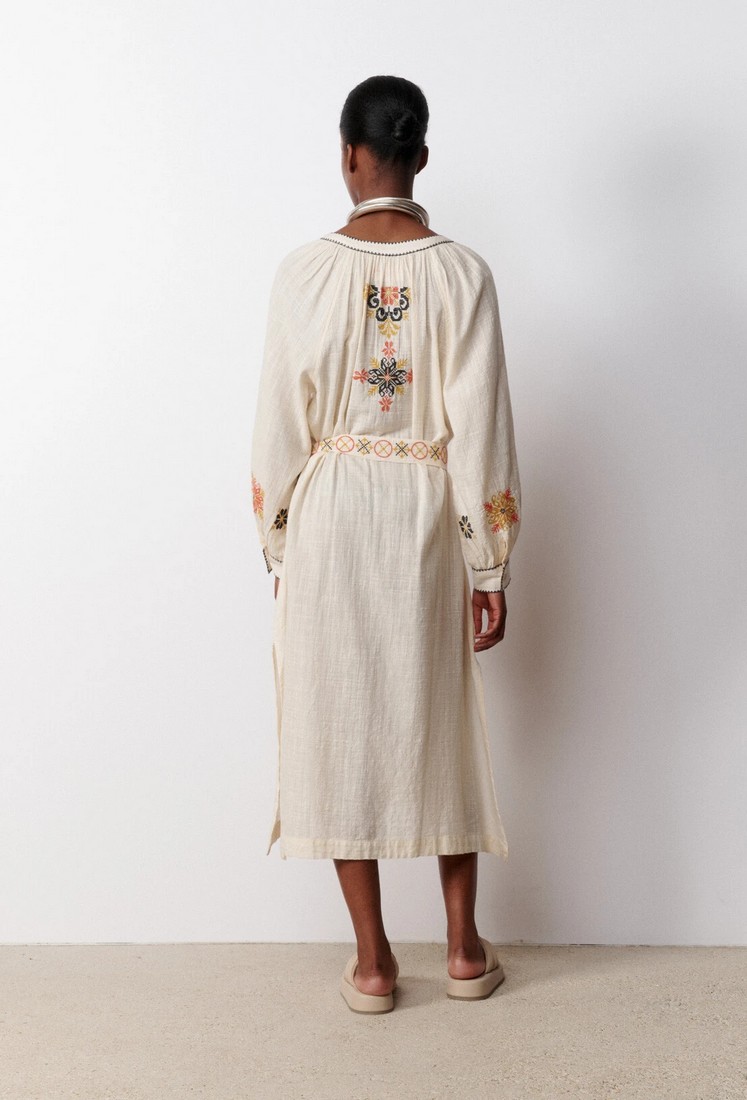 Embroidered midi dress φωτογραφία