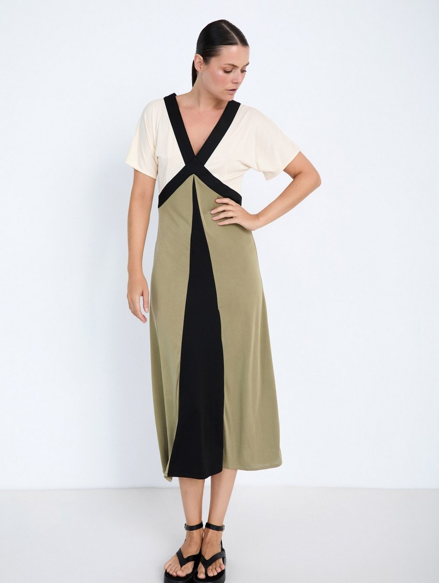 Skatie Γυναικείο Φόρεμα Midi Relaxed Fit Με Tricolor Colorblock Και V Λαιμόκοψη φωτογραφία