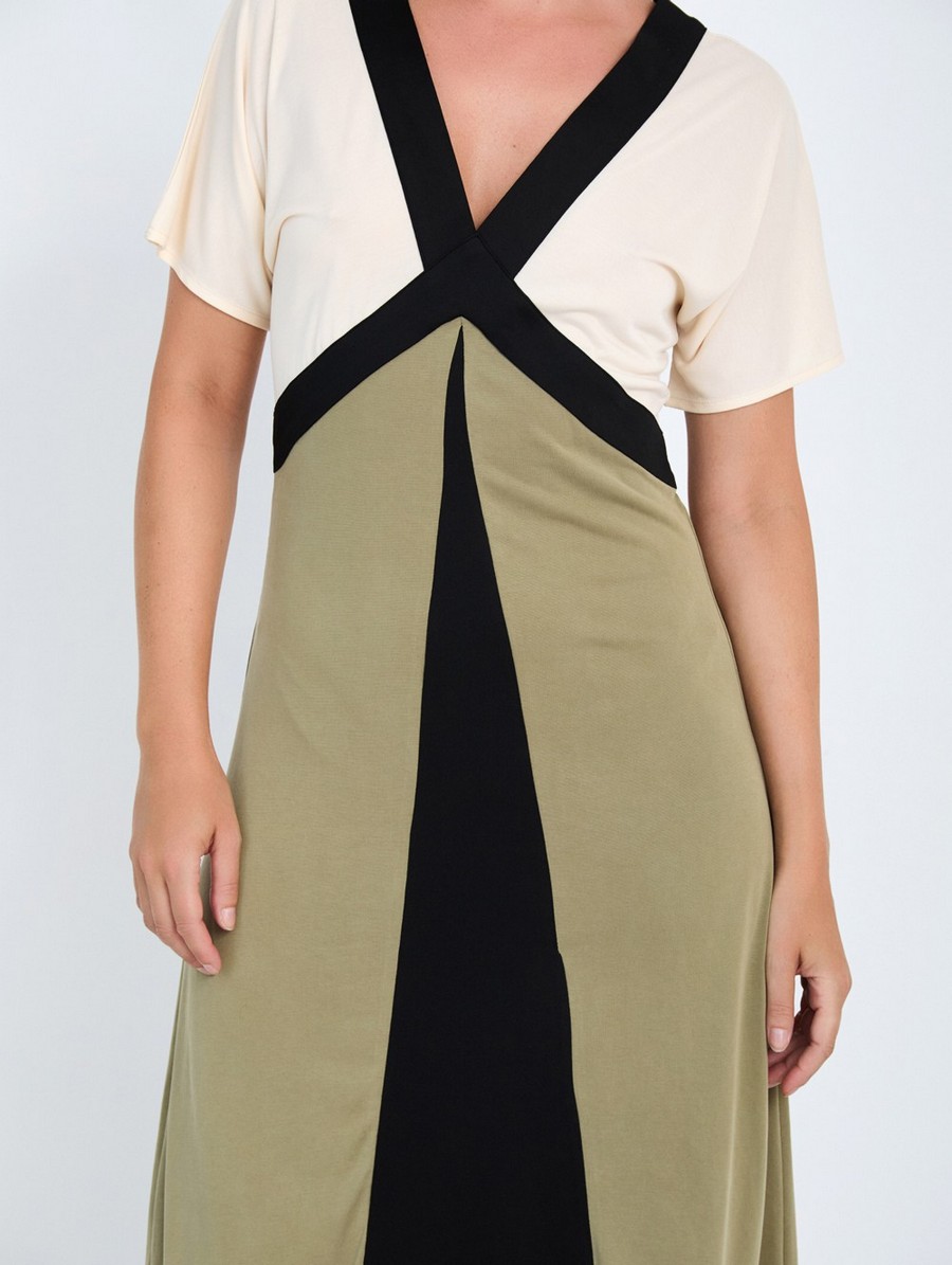 Skatie Γυναικείο Φόρεμα Midi Relaxed Fit Με Tricolor Colorblock Και V Λαιμόκοψη φωτογραφία