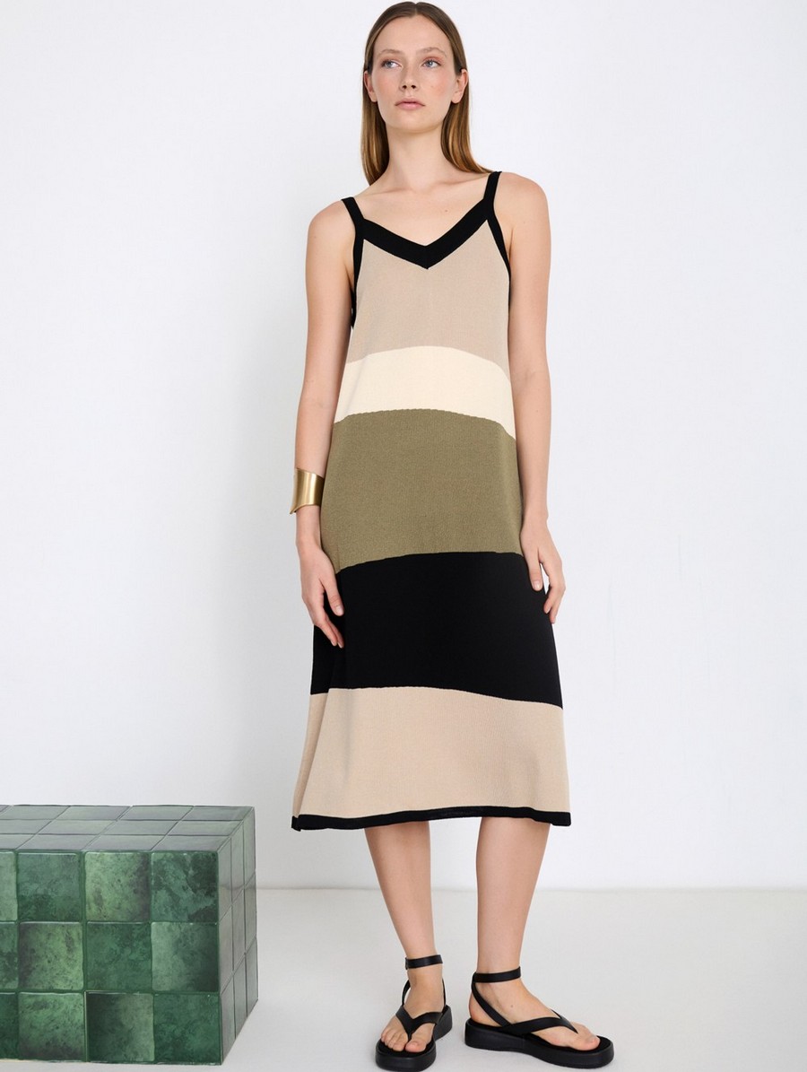 Skatie Γυναικείο Φόρεμα Midi Relaxed Fit Με Colorblock Intarsia Και V Λαιμόκοψη φωτογραφία