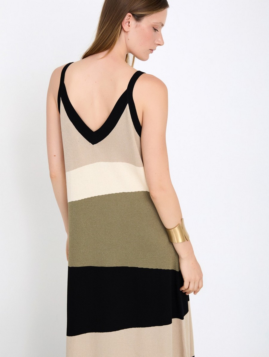 Skatie Γυναικείο Φόρεμα Midi Relaxed Fit Με Colorblock Intarsia Και V Λαιμόκοψη φωτογραφία
