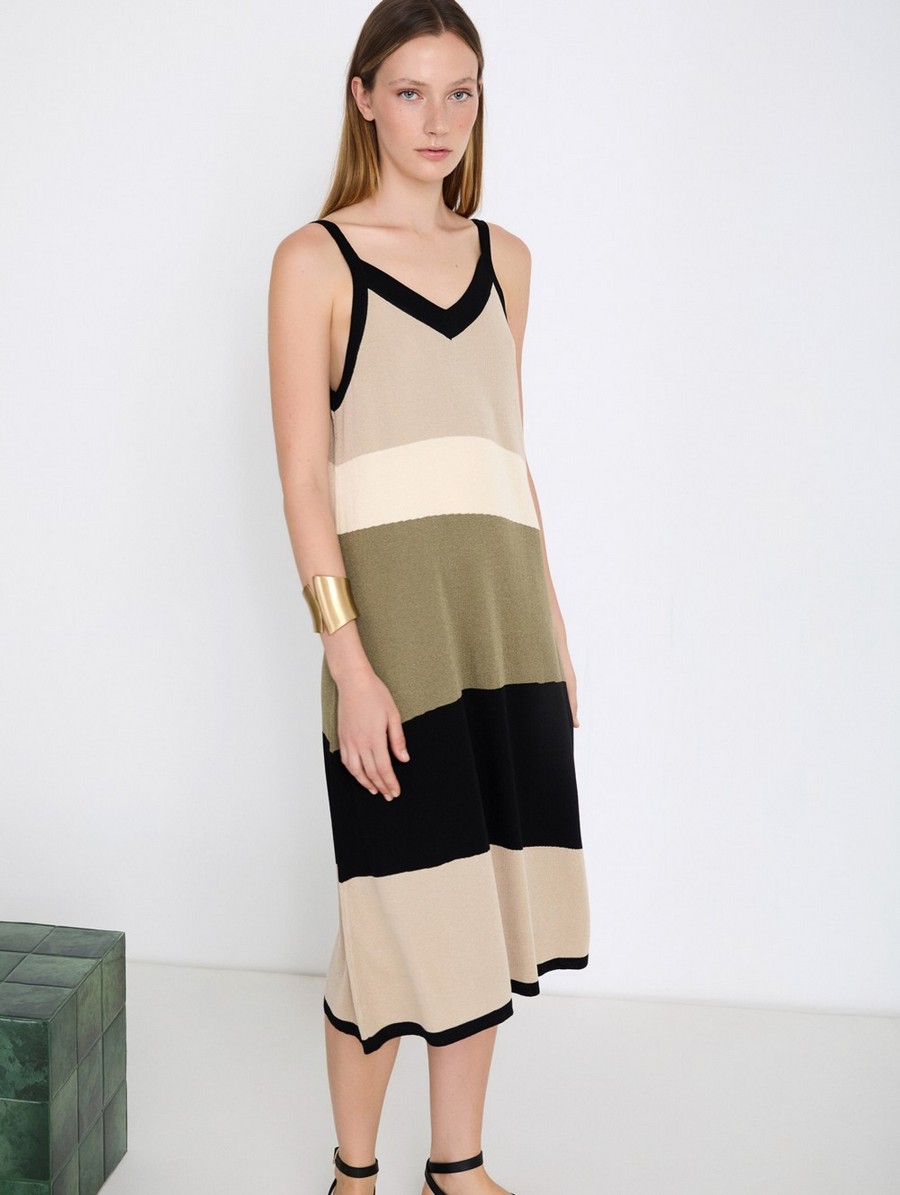Skatie Γυναικείο Φόρεμα Midi Relaxed Fit Με Colorblock Intarsia Και V Λαιμόκοψη φωτογραφία