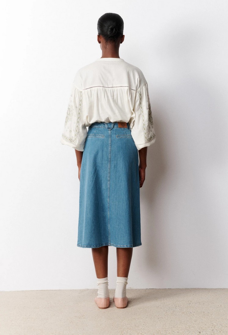 Denim midi skirt φωτογραφία
