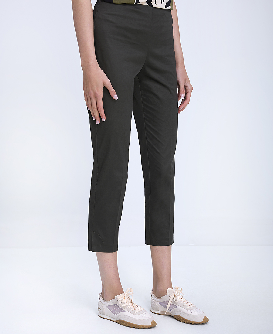 Γυναικείο Παντελόνι Slim Fit Με Κοντό Μήκος Και Καθαρή Γραμμή φωτογραφία