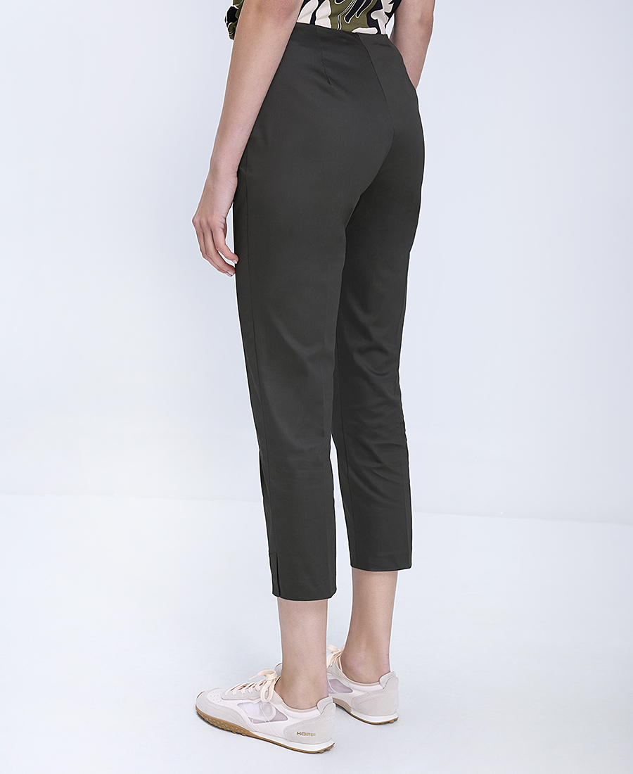 Γυναικείο Παντελόνι Slim Fit Με Κοντό Μήκος Και Καθαρή Γραμμή φωτογραφία