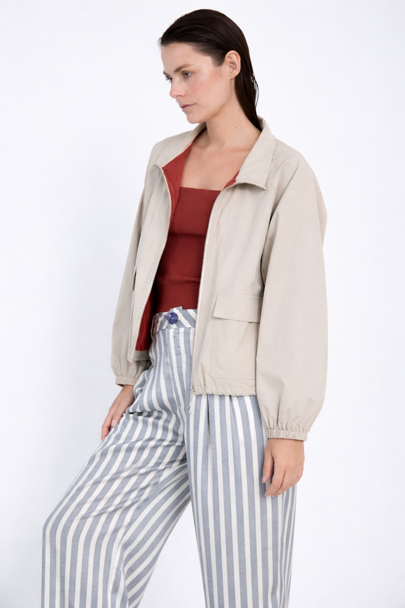 Skatie Γυναικείο Μπουφάν Cropped Relaxed Fit Με Όρθιο Γιακά Και Ελαστικό Τελείωμα φωτογραφία