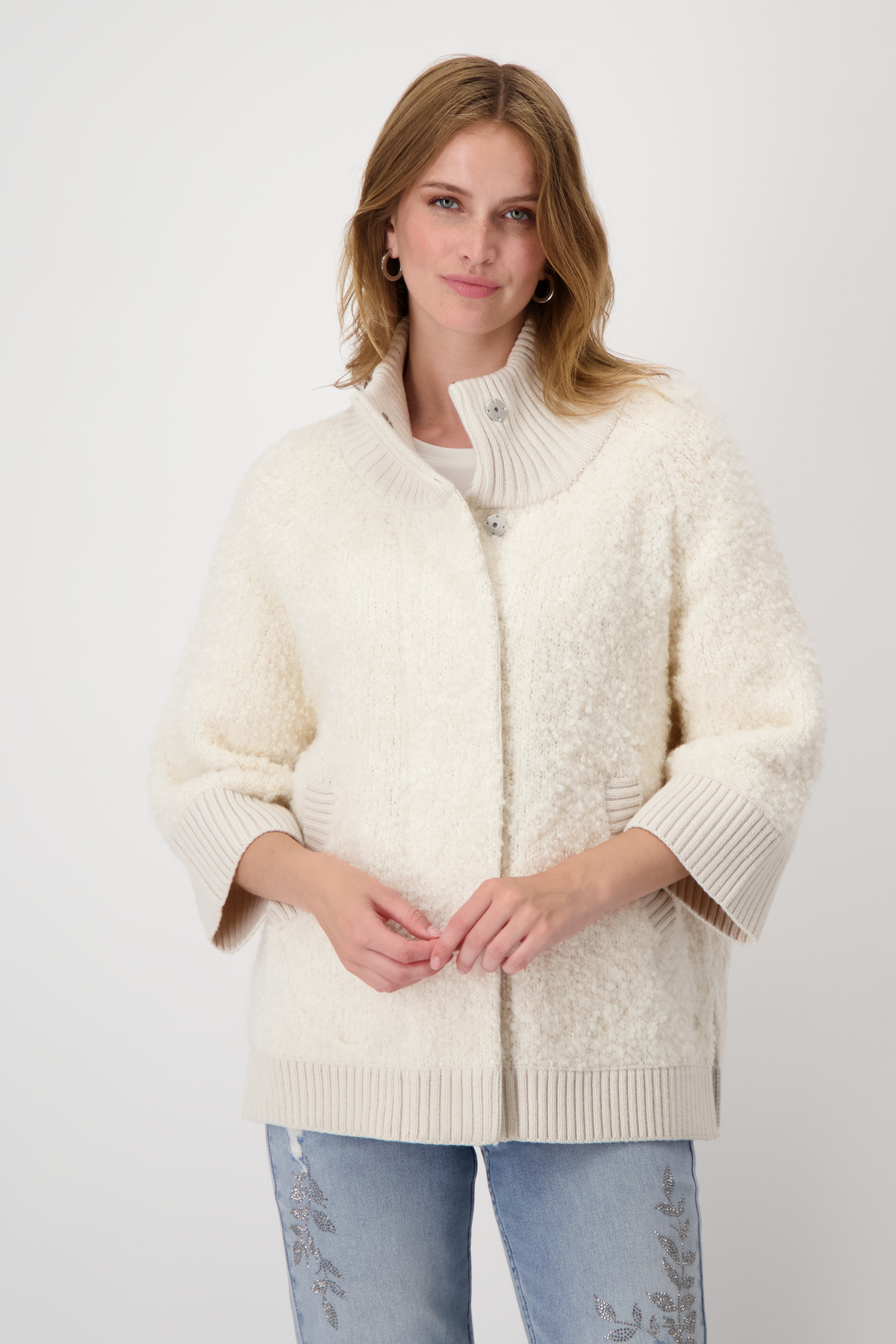  Monari Γυναικεία Κάπα Μπουκλέ Oversized Fit σε Ivory 2025