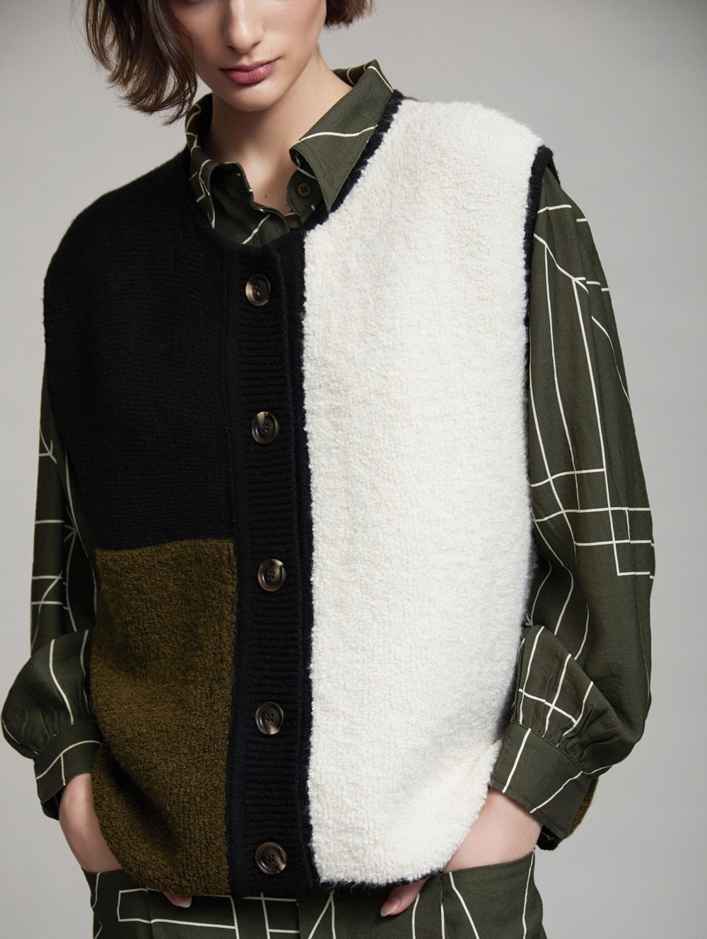 Skatie Γυναικείο Boucle Πλεκτό Γιλέκο Με Κουμπιά Και Colorblock Σχέδιο Regular Fit Για Smart Casual Εμφανίσεις