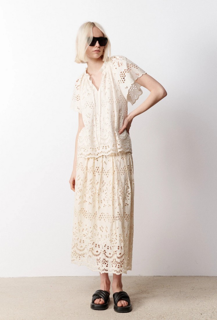 Tunic κεντημένη σε εκρού φωτογραφία