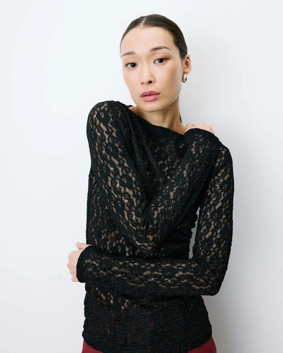 Grace & Mila Γυναικεία Μαύρη Μονόχρωμη Μπλούζα Slim Fit Από Δαντέλα Με Λαιμόκοψη Για Elegant Casual & Evening Εμφανίσεις