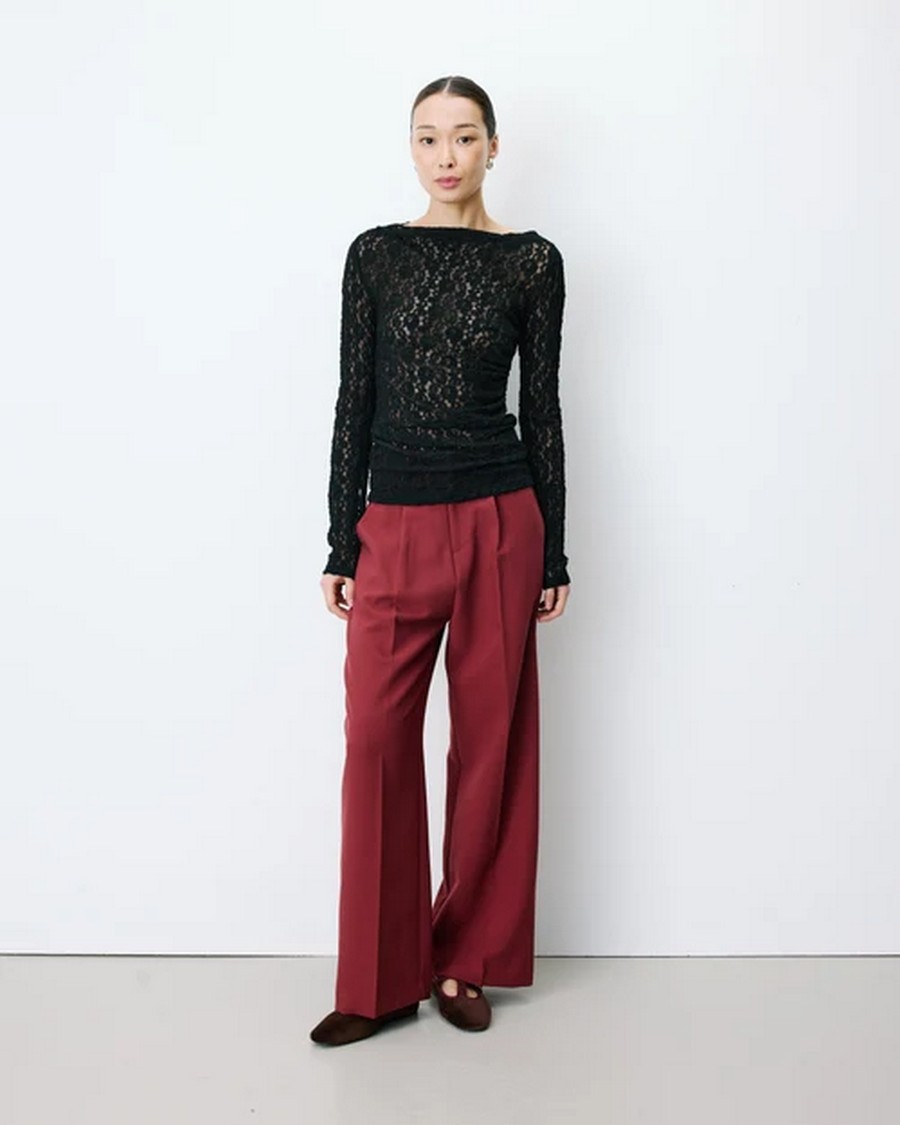 Grace & Mila Γυναικεία Μαύρη Μονόχρωμη Μπλούζα Slim Fit Από Δαντέλα Με Λαιμόκοψη Για Elegant Casual & Evening Εμφανίσεις