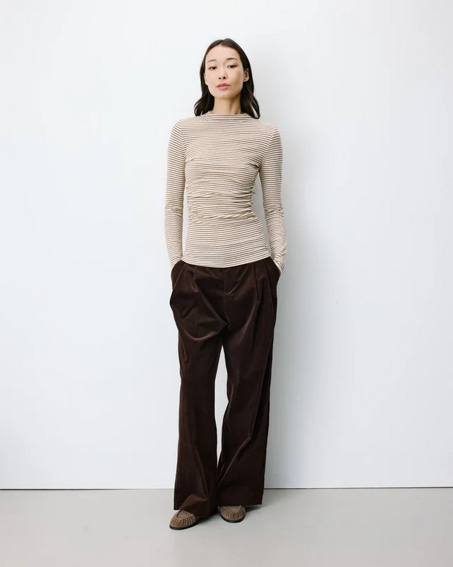 Grace & Mila Γυναικεία Μπεζ Ριγέ Μπλούζα Slim Fit Με Ψηλή Λαιμόκοψη Και Σούρες Στη Μέση Για Elegant Casual & Smart Casual Εμφανίσεις