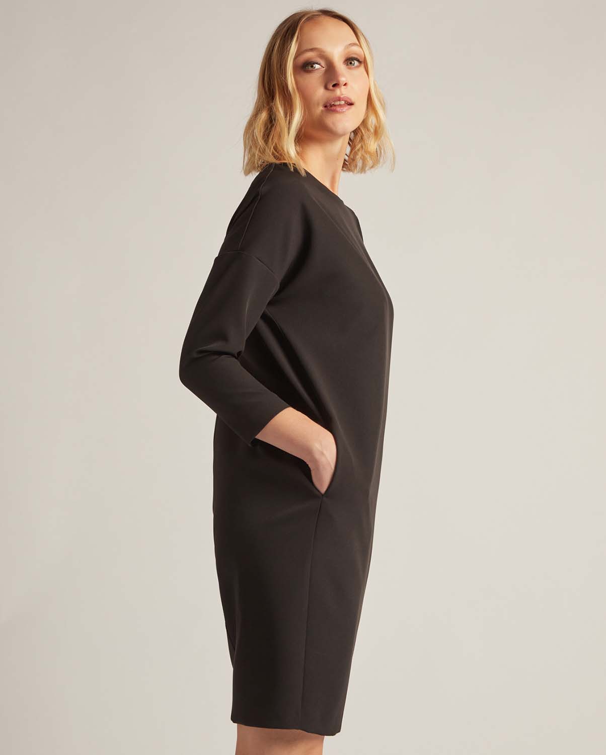 PLUS SIZE - Minimal line φόρεμα σε Μαύρο φωτογραφία