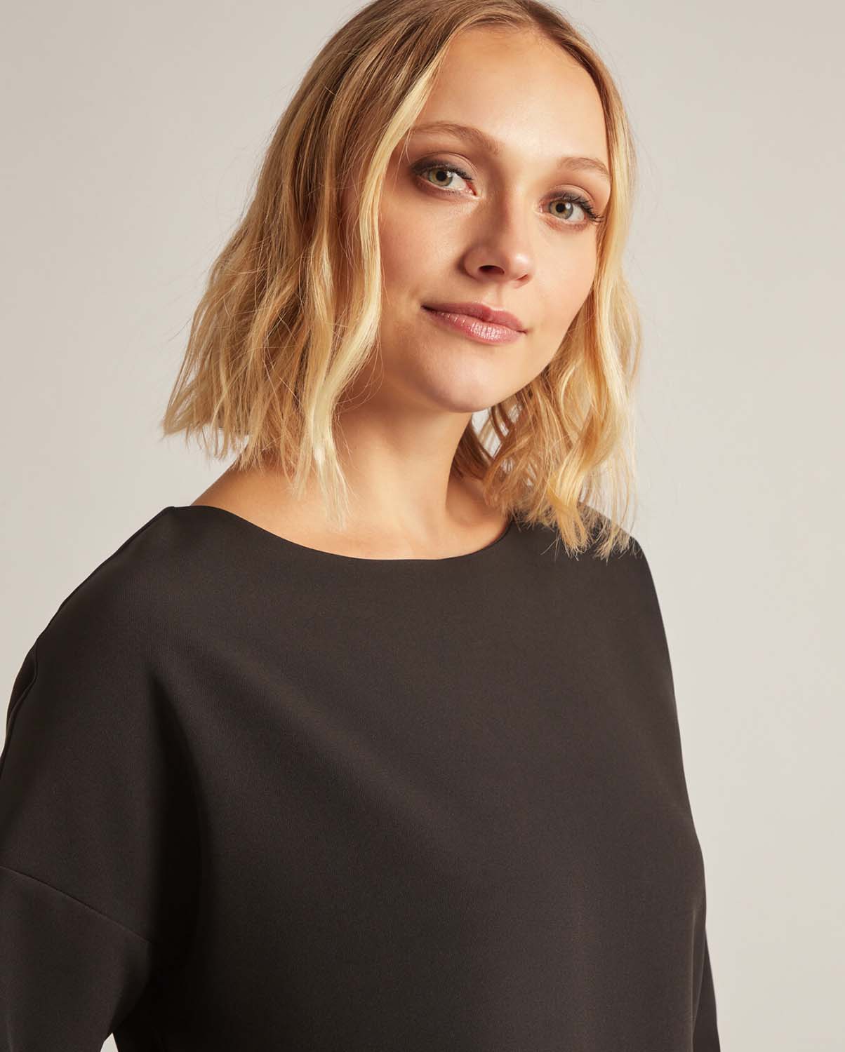 PLUS SIZE - Minimal line φόρεμα σε Μαύρο φωτογραφία