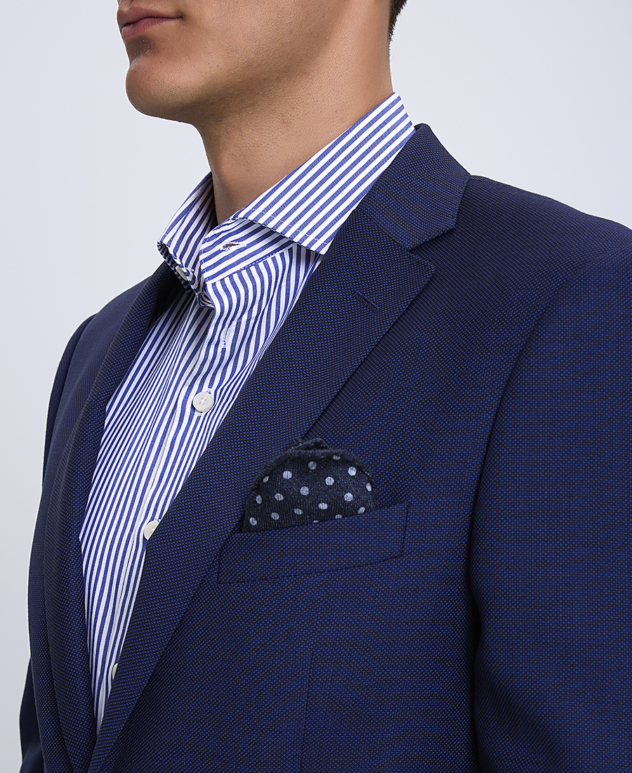 Μπλε Κοστούμι σε Κλασική Γραμμή φωτογραφία