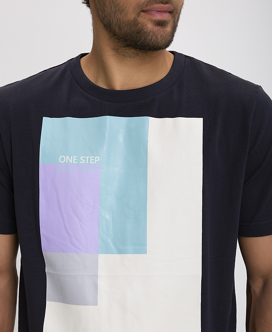 T-Shirt με Στάμπα Modern Fit σε Μαύρο φωτογραφία