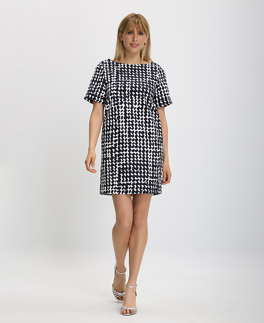 Φόρεμα κοντομάνικο print σε ίσια γραμμή. φωτογραφία