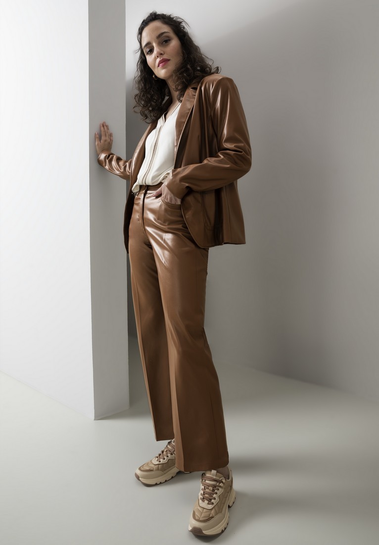 Παντελόνι με Δερμάτινη Όψη σε Κεραμιδί φωτογραφία