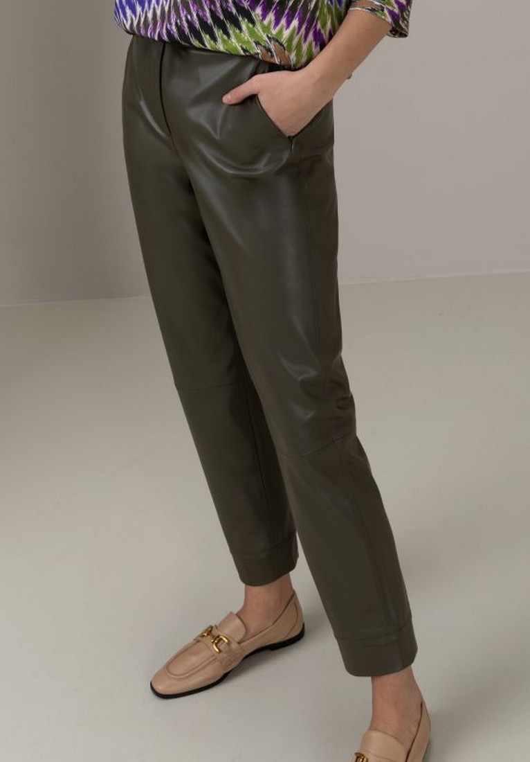 Παντελόνι με Δερμάτινη Όψη σε Λαδί φωτογραφία